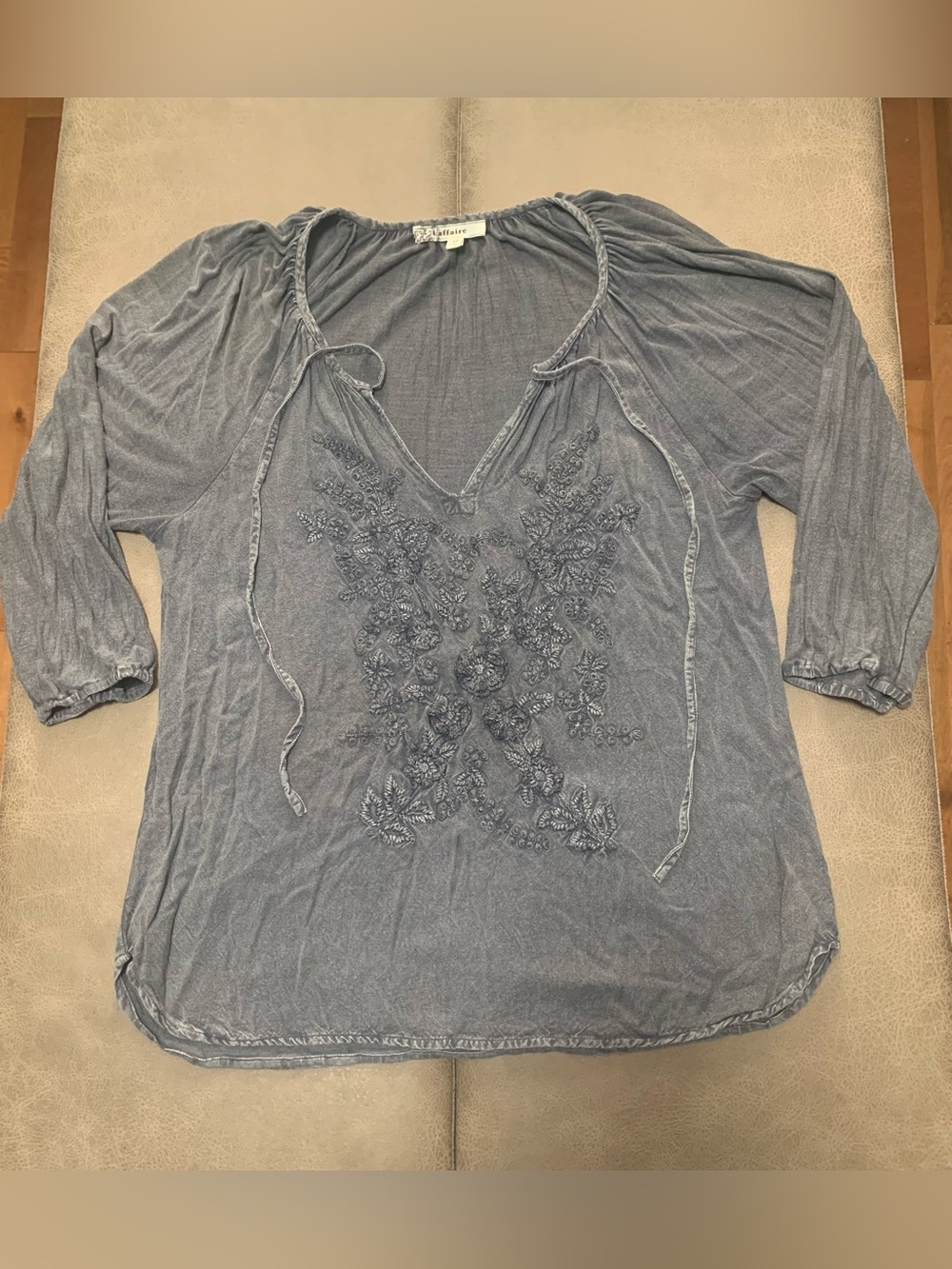 Laffaire Womens Gray Wash Boho Intricate Embroidered Floral V-neck Y2K Top Med